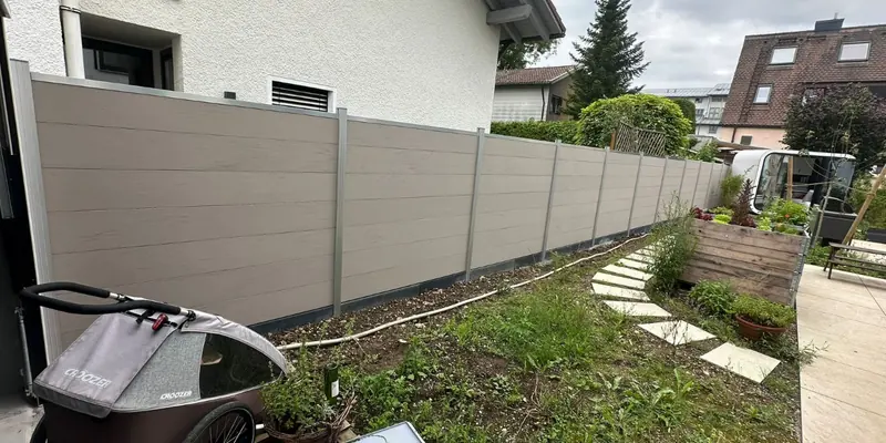 Sichtschutzzaun und Rasenfläche