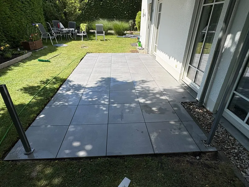 Anthrazitterrasse zum Garten