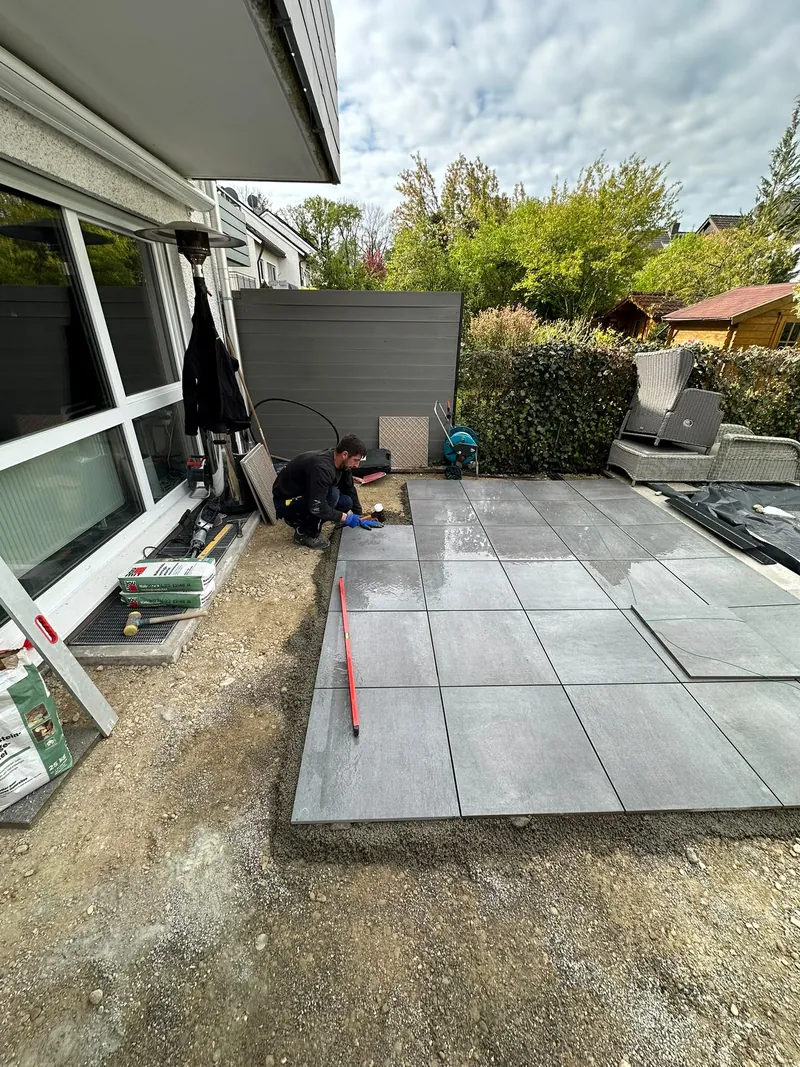 Großformatterrasse hinter dem Haus