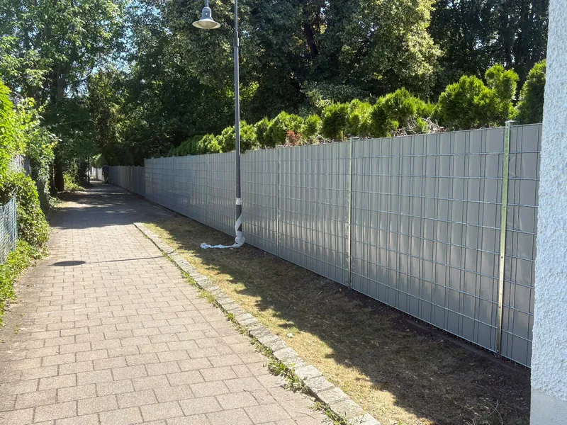 Sichtschutzzaun entlang der Straße